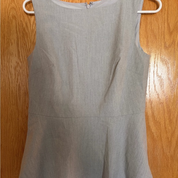 NWOT Banana Republic Peplum Top Women's Size 4 Light Grey Busine Casual Shirt - Picture 3 of 5